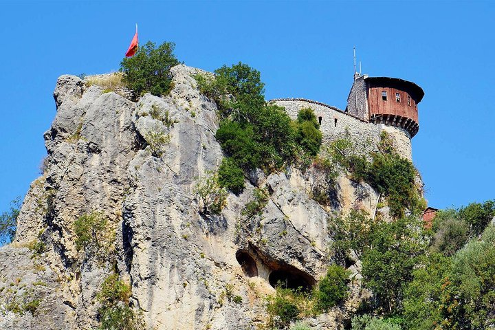 Petrele Castle tour - Photo 1 of 11