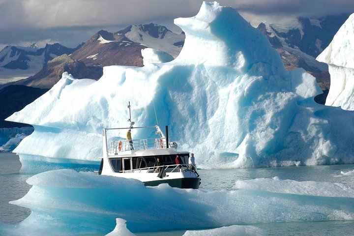 Navigation through the Perito Moreno
