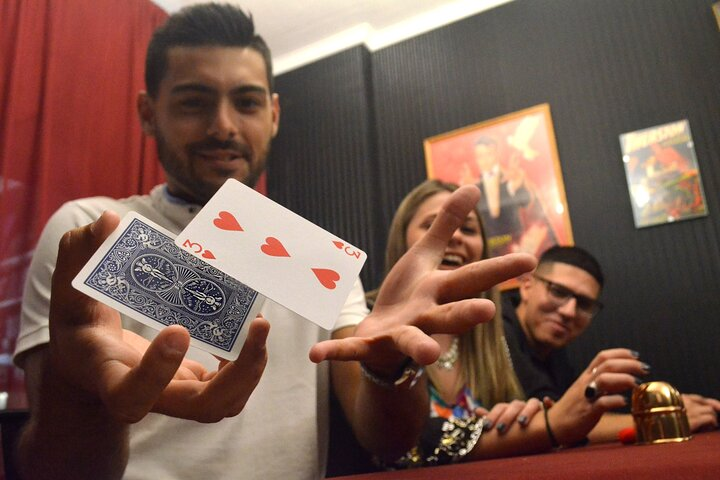 Student practicing magic at school / Alumno practicando el truco de magia en la escuela.