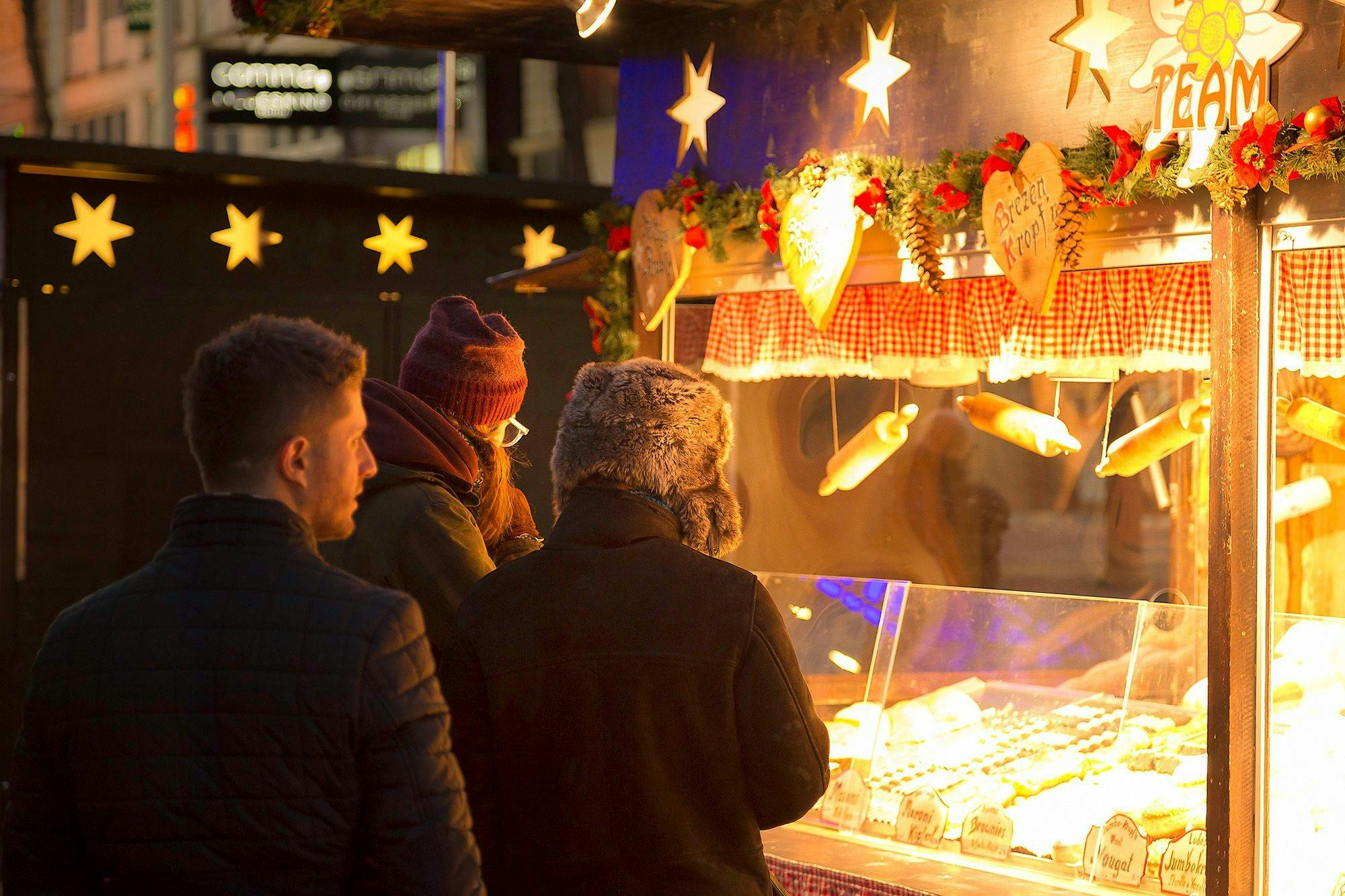 Vienna: Guided Schönbrunn Palace Christmas Market Tour + Apple Strudel Tasting - Photo 1 of 6