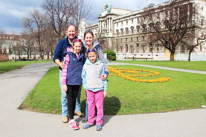 Family enjoying Vienna City Tour