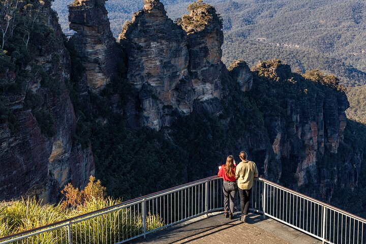 Enjoy incredible views of the Three Sisters from Echo Point Lookout 
Photo Credit: Destination NSW 