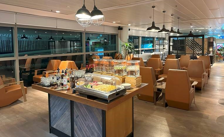 Relax in a stylish space filled with natural light enjoy international cuisine and unwind in comfortable seating before your flight at Brisbane's Plaza Premium Lounge. Perfect for all travelers.