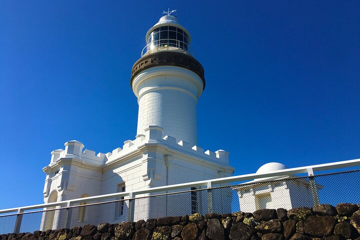 Marvel at the stunning views from the Captain Cook Memorial and Lighthouse a perfect starting point for your Byron Bay adventure surrounded by clear skies and coastal beauty.