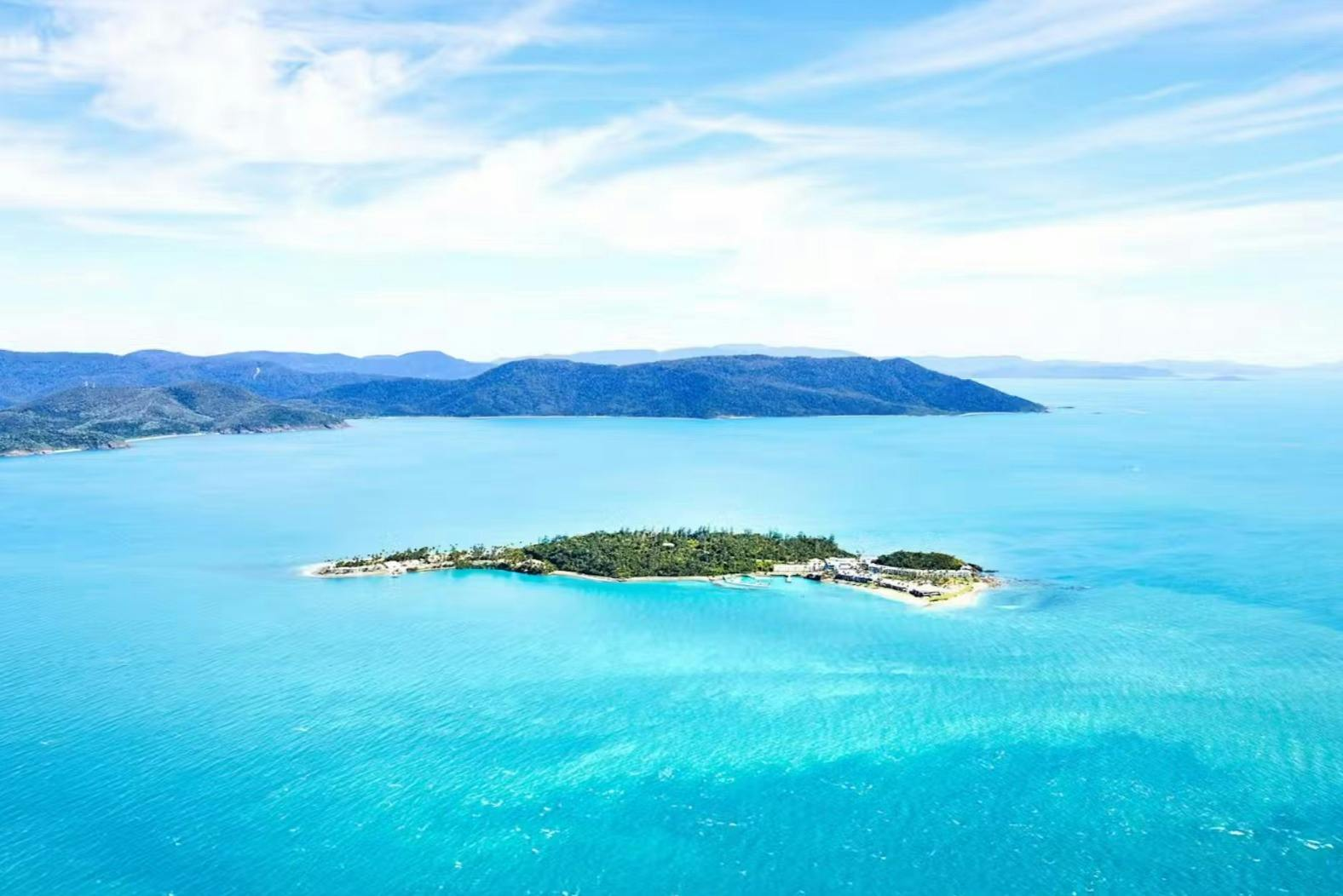 Daydream Island: Boat Cruise from Airlie Beach + Lunch + Drink - Photo 1 of 6