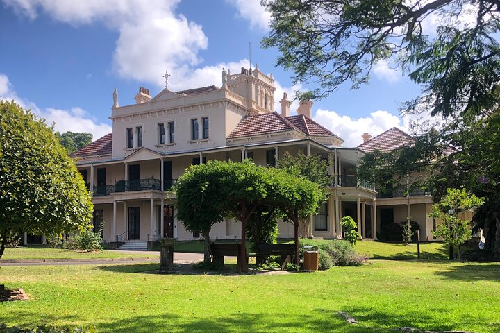 Explore the stunning architecture of Glebe where history meets beauty in every corner from grand Victorian mansions to lush gardens revealing stories of Sydney’s diverse past.