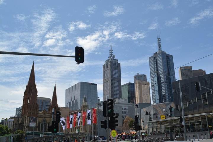 Experience seamless travel in Melbourne with convenient hotel pickups and quick private transfers to the airport. Perfect for travelers who value comfort and efficiency.