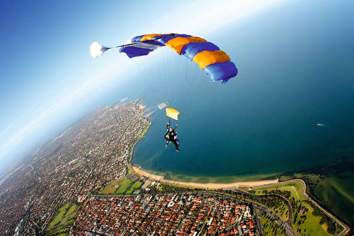 Experience the rush of free-falling from 14000 feet gliding over St Kilda’s coastline and the sparkling waters of Port Phillip Bay. A unique view awaits every adventurer.