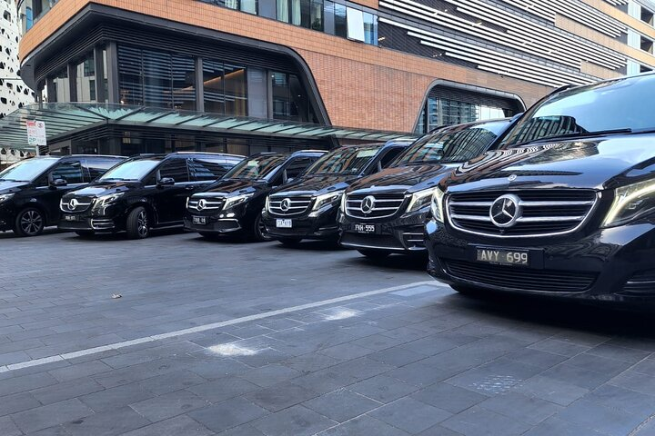 Experience the iconic Melbourne to Sydney road trip in luxurious comfort surrounded by stunning landscapes and charming towns. This unforgettable journey promises to create cherished memories.