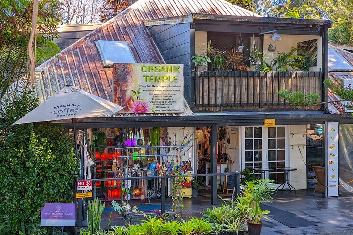 Discover local treasures at charming artisan shops while enjoying fresh coffee and delightful treats all set in the lush surroundings of Tamborine Mountain's nature-filled landscape.
