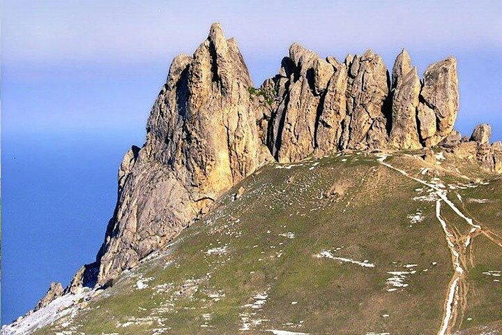 Uning mushukini barmoq bilan urish