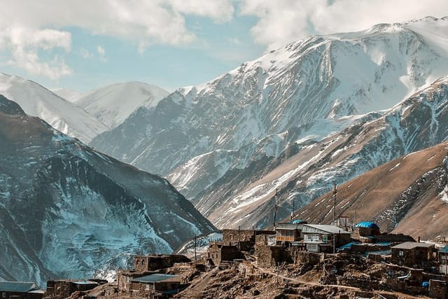 Sizning tizzangizdagi eng chiroyli portlash Niqobli yigit bir yigitni sikdi