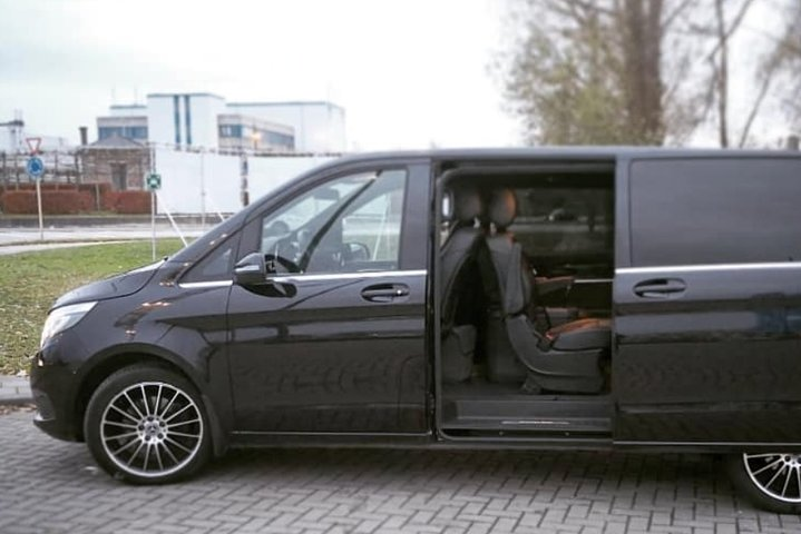 Taxi DE Brussels < - > Tomorrowland Boom (1 to 8 Places) - Photo 1 of 4