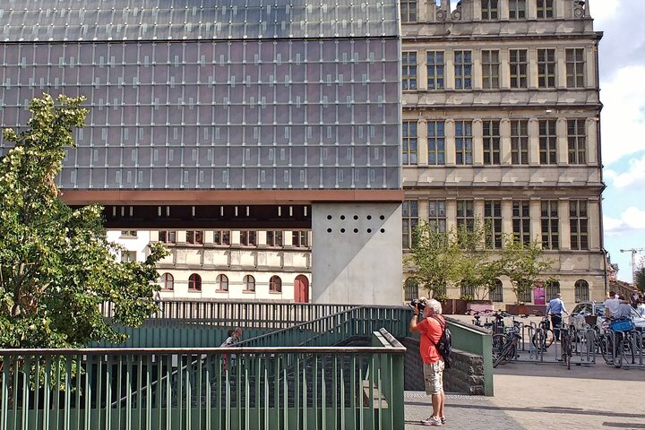 Walking tour Ghent - Taking photos is part of the fun