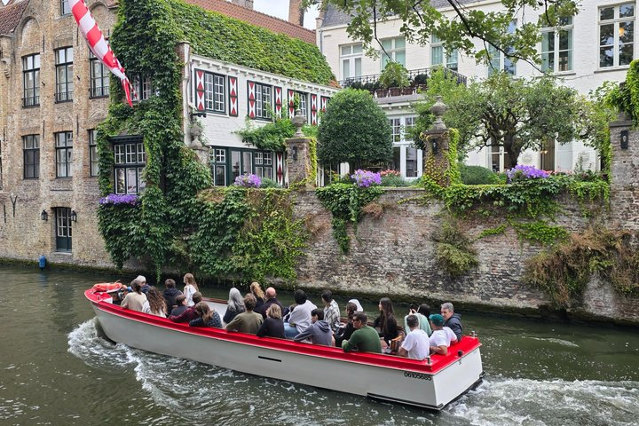Bruges: guided tour in French, boat ride and chocolate! - Photo 1 of 25