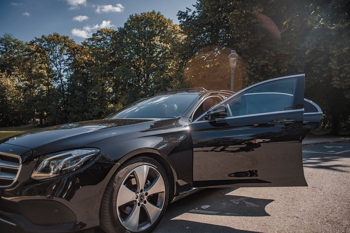 Private transfer from BRU Airport to Bruges with luxury limousine 3 pax - Photo 1 of 2