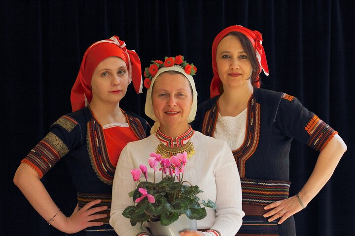 Take a photo with traditional Bulgarian costumes - Photo 1 of 13