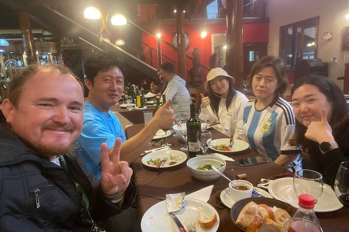 Here with tourists from South Korea! Having lunch with a chorizo steak, typical Argentinean food
There at Quincho del uncle dear!