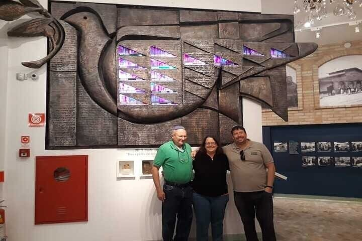 Guide Adi Zegman with North American tourist in the oldest synagogue in Sâo Paulo, Kehilat Israel.