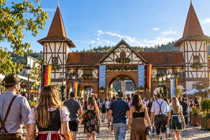 Transport to Oktoberfest Blumenau 2026 leaving Baln. Camboriú - Photo 1 of 6