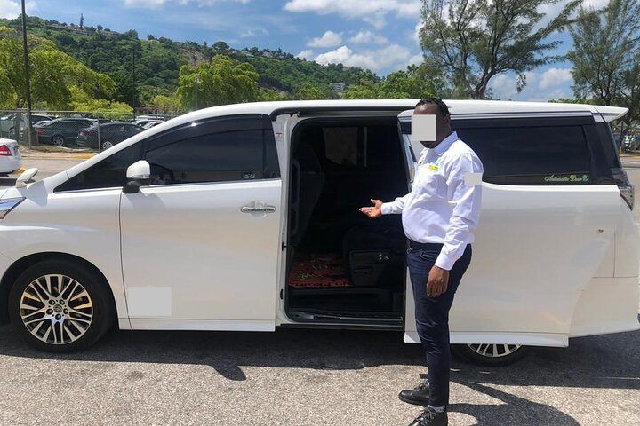 Bahamas Airport (ELH) to Hotels or Ferry - Round-Trip Transfer - Photo 1 of 6