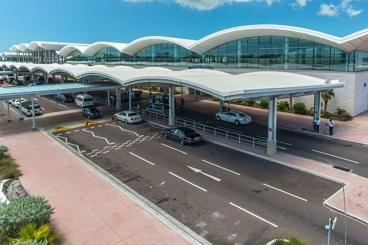 One Way Private Airport Transfer for 4 People or Less - Photo 1 of 2