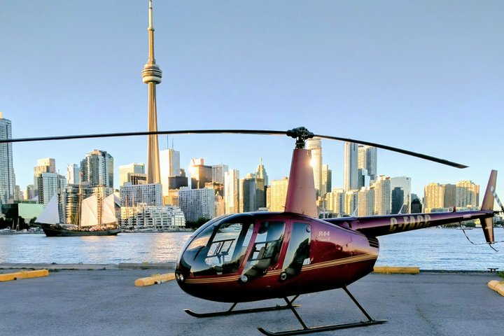 20 km Helicopter Tour over Toronto - Photo 1 of 17