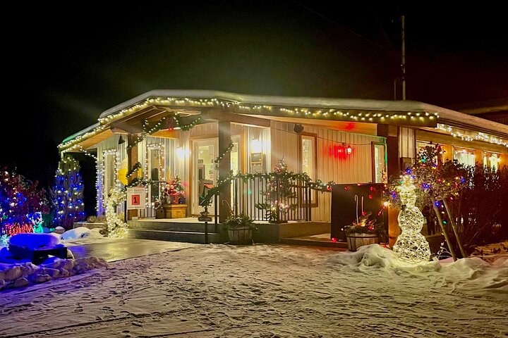 Kelowna Winery Bee Merry & Bright Holiday Light Up - Photo 1 of 7