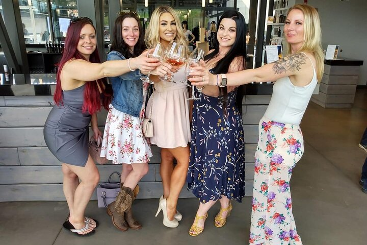 Lake Country Scenic Wine Tour With Wine Tasting Experience - Photo 1 of 5