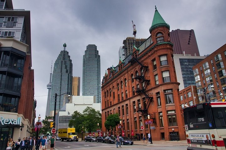 Private 3-hour walking tour of Toronto with licensed tour guide - Photo 1 of 8