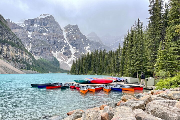 the canoe of moraine lake