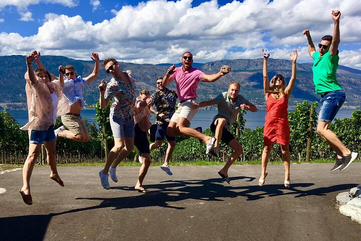 Lake Country Full Day Lunch Wine Tour-Incl. Tastings & Guide Grat - Photo 1 of 4