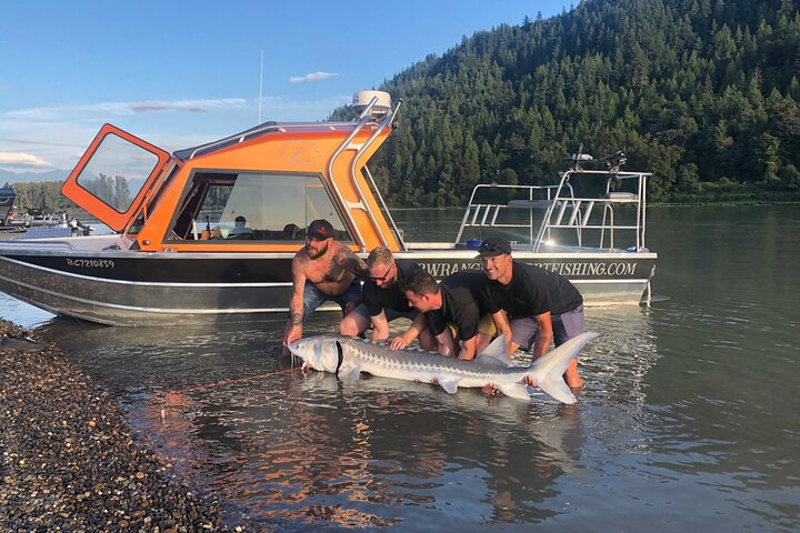 Sturgeon fishing on the Fraser river - Photo 1 of 10