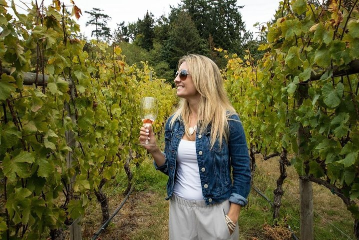 Enjoy tasting in the vineyard