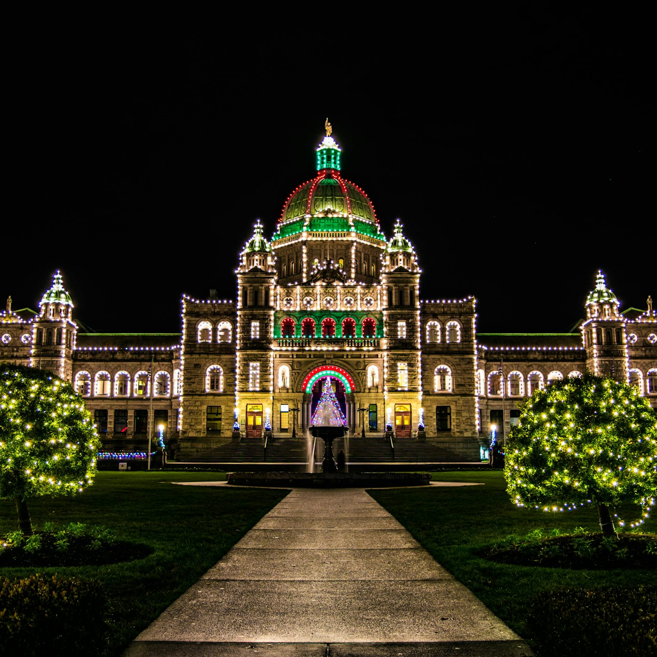 Victoria: Christmas Day Tour with Butchart Gardens from Vancouver - Photo 1 of 5