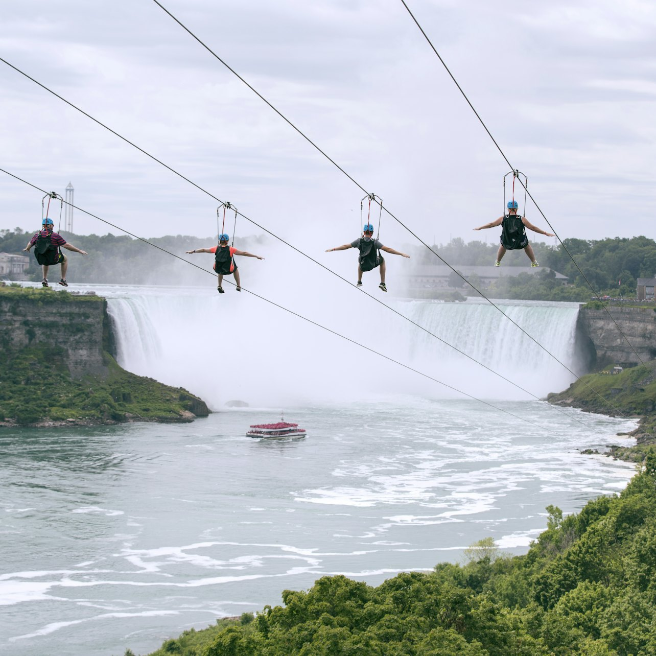 ナイアガラの滝 の WildPlay Niagara Falls: Zipline to the Falls