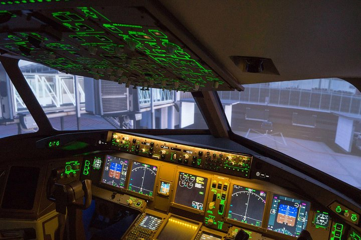Experience a realistic flight adventure in the Boeing B777 simulator featuring a detailed cockpit and immersive 220° views guided by expert pilots to enhance your aviation journey.