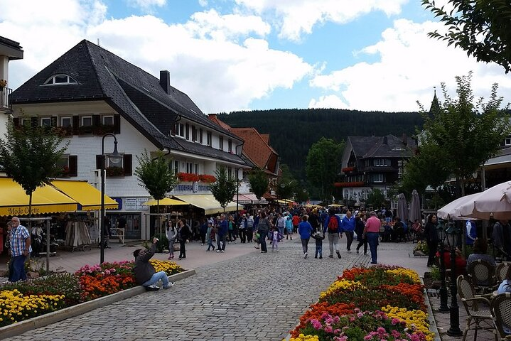 Explore the charming streets of Lake Titisee filled with flower-lined paths quaint shops and the scenic backdrop of the Black Forest. A perfect blend of relaxation and adventure awaits.