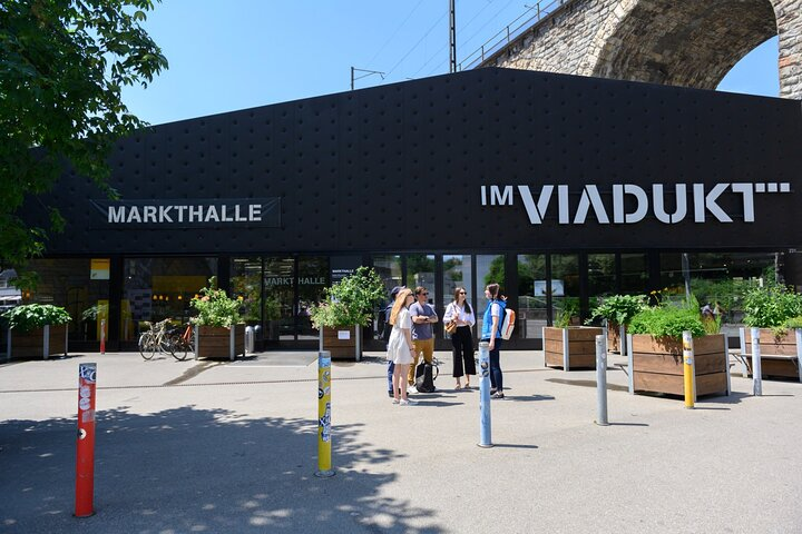 Explore Zurich-West where culinary adventures await. Savor exciting flavors while enjoying great company and discovering fascinating local stories in a unique urban setting.