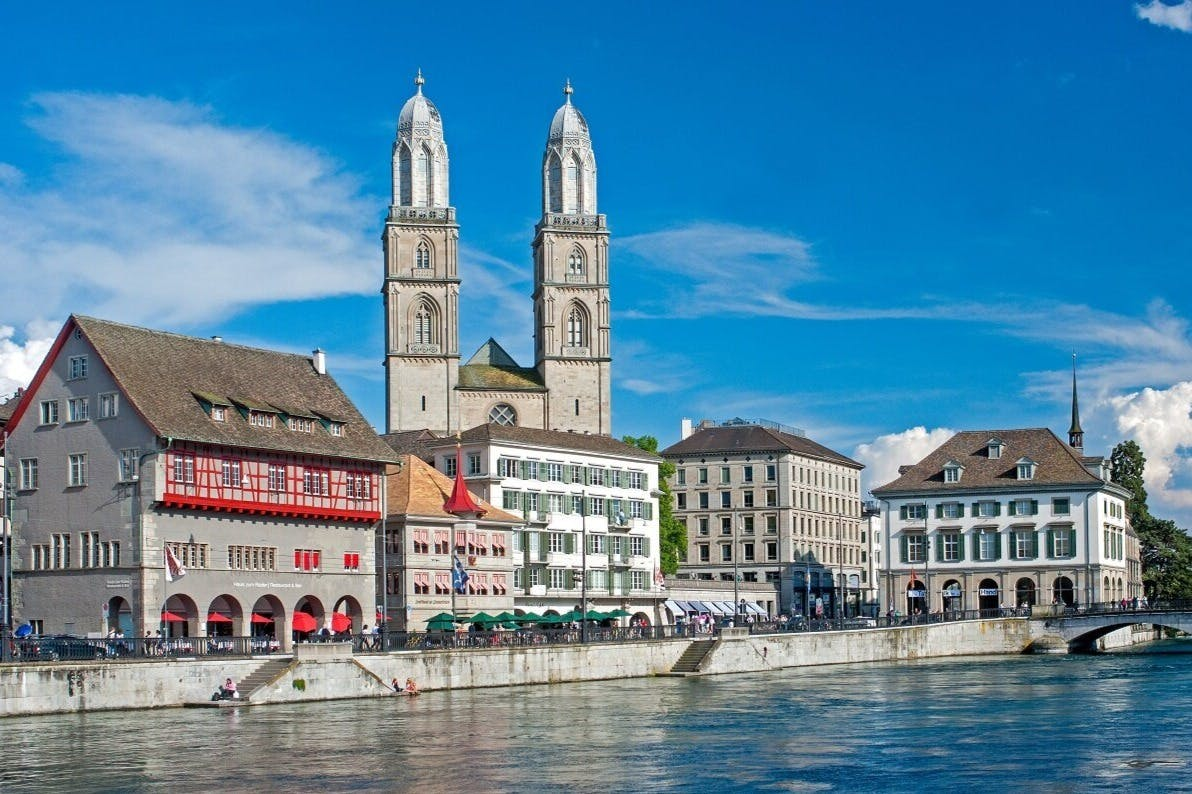 Zurich: Guided Old Town Tour + Lindt Home of Chocolate Entry +