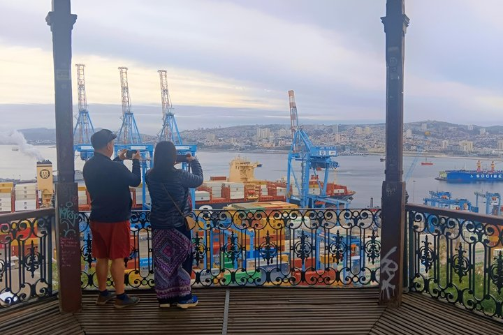 Santiago to Cruise Port via Valparaíso, Viña & Casablanca (Max 4) - Photo 1 of 14
