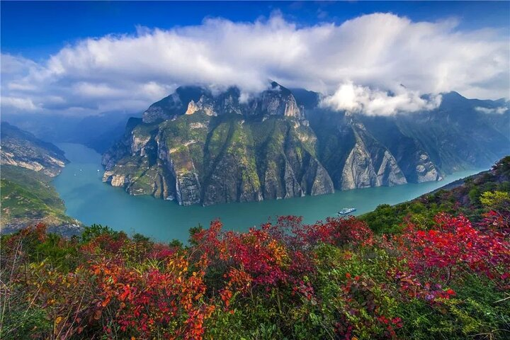 A view of Yangtze Wu Gorge from sightseeing road
