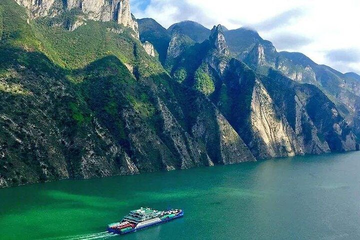 A view of Yangtze Wu Gorge from the sightseeing road