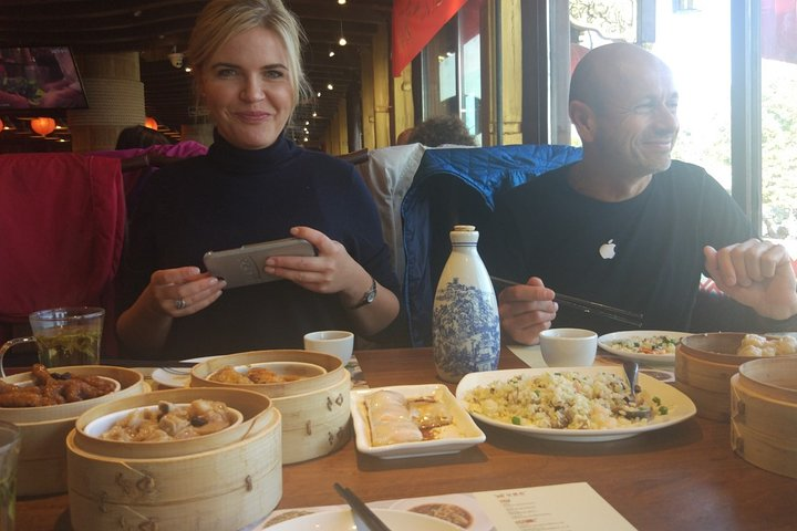 Beijing Evening Tour: Chaoyang Acrobatic Show with Dimsun Dinner - Photo 1 of 7