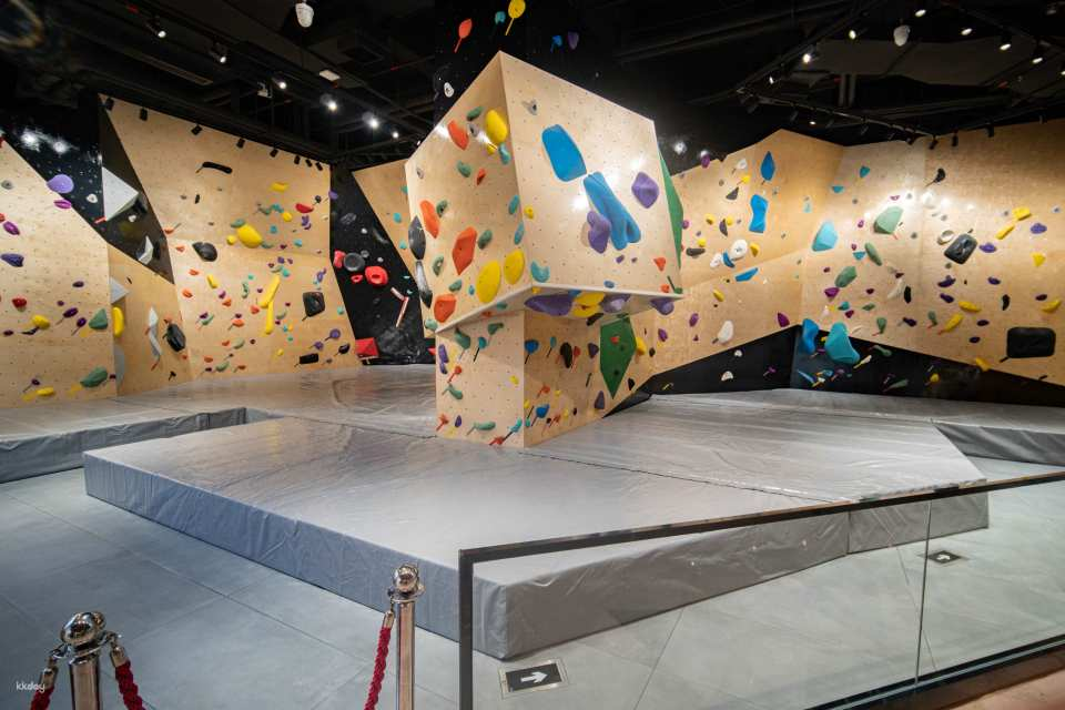 Shenzhen, China | Banana Rock Climbing | Shenzhen's Large Comprehensive Rock Climbing Gym | Futian Link Center, Nanshan Houhaihui Branch, Futian iN City Plaza Branch - Photo 1 of 9