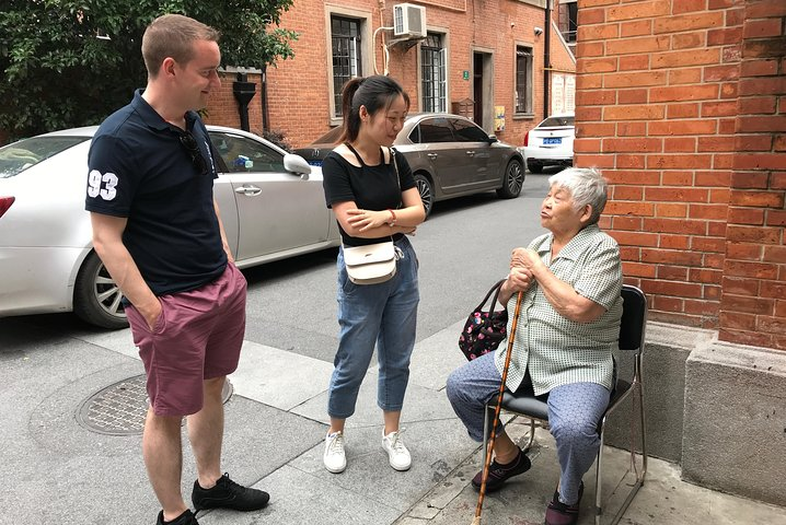 Old lady who was born and lived a life in Jing'an Villa, witnessed the great changes happened in Shanghai, and she was talking to my tour mates last month.