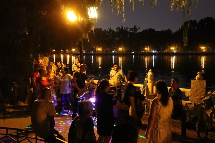 Legends at Houhai lake - late night dancing 