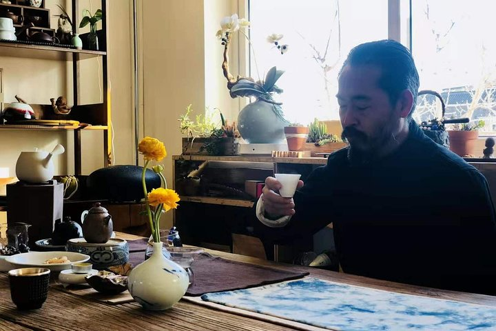 Master Lee is having tea