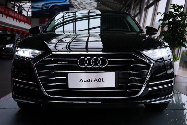 Luxury Vehicle With Private Guide 8-Hour Customized City Highlights Tour  - Photo 1 of 6