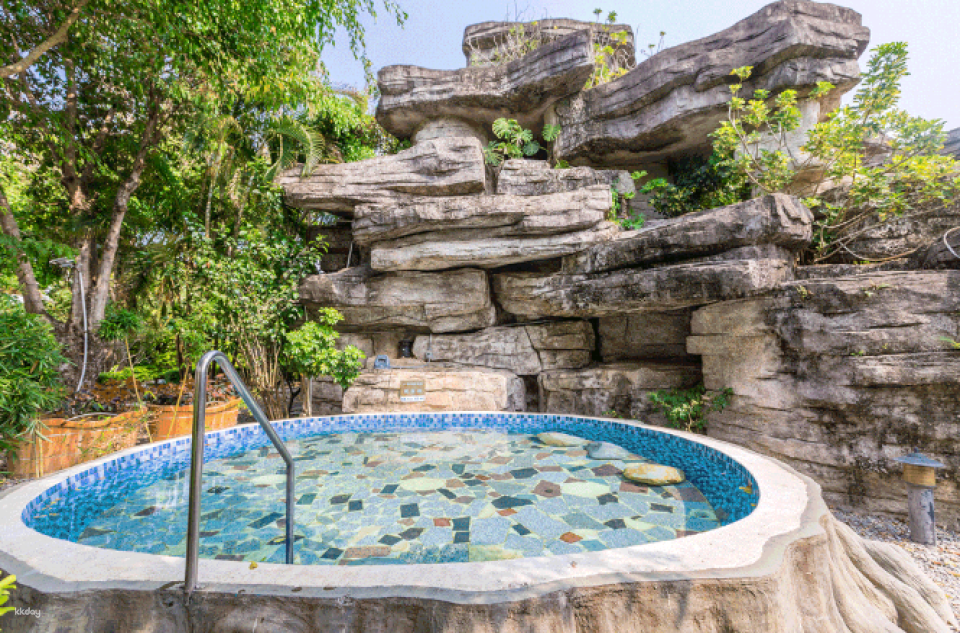 [Northbound short-term tour] As low as $99, a rock-bottom price | Huizhou health spa shopping 2-day tour | Baipenhu Hot Spring Resort hot spring bathing as you wish | Deep-fried oyster health feast | Pepper and salt lamb chops feast | Exclusive limited gift of a 20-inch suitcase and an internet card per person | Guaranteed group - Photo 1 of 7